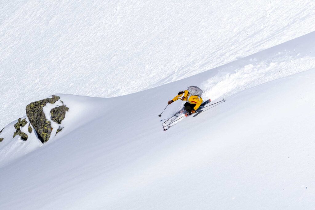 Dani Perret Bergführer Engelberg bei einer Freeride-Abfahrt im Tiefschnee