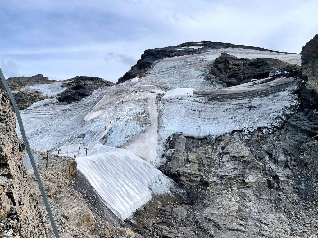 Gletscherlift auf dem Titlisgletscher mit Galtiberggletscher links