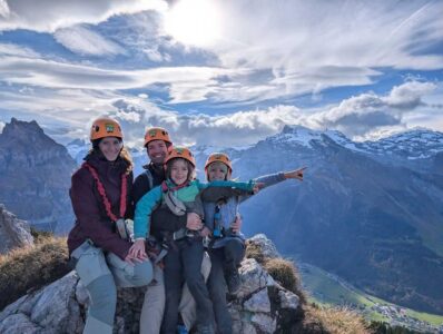 Yes - Gipfel! Gemeinsam unterwegs – Klettersteig-Abenteuer für die ganze Familie. Familie mit Kindern beim Klettersteig in Engelberg